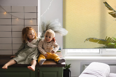 Fensterrollo mit Pflanzenrahmen