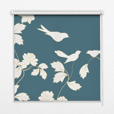 Fensterrollo mit weißen Vögeln auf weißen Blüten