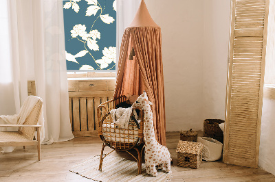 Fensterrollo mit weißen Vögeln auf weißen Blüten