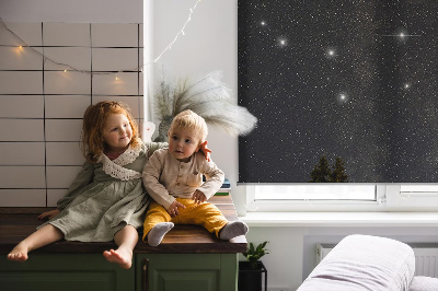 Fensterrollo mit Sternenmuster am Himmel
