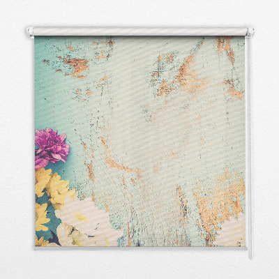 Fensterrollo innen mit Blumenmuster auf blauem Hintergrund
