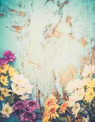 Fensterrollo innen mit Blumenmuster auf blauem Hintergrund