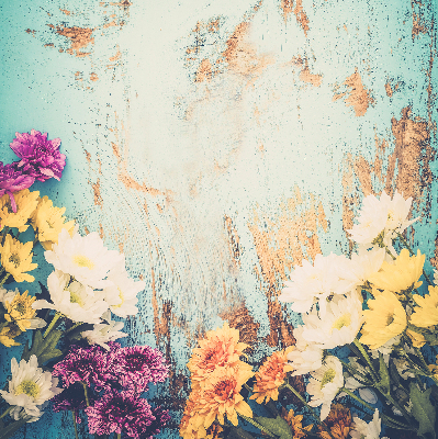 Fensterrollo innen mit Blumenmuster auf blauem Hintergrund
