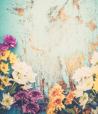 Fensterrollo innen mit Blumenmuster auf blauem Hintergrund