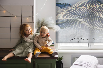 Fensterrollo in verschwommenen Bergen