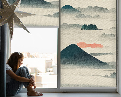 Fensterrollo innen mit bemalten Bergen
