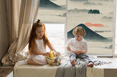 Fensterrollo innen mit bemalten Bergen