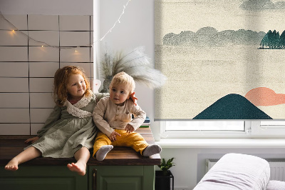Fensterrollo innen mit bemalten Bergen