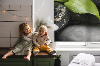 Fenster Rollo mit Orchideenmotiv auf Steinen