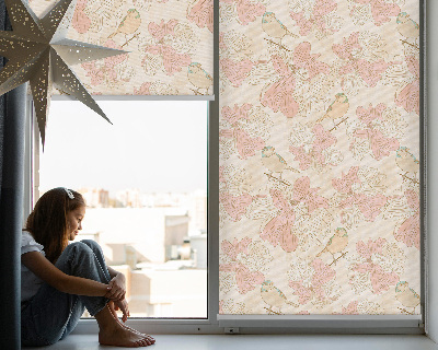 Fensterrollo mit Motiv von Vögeln zwischen Blumen