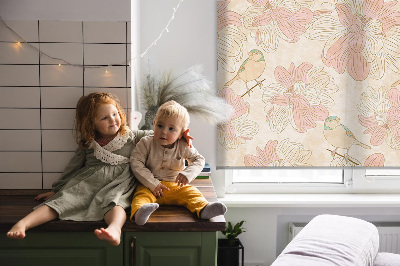 Fensterrollo mit Motiv von Vögeln zwischen Blumen