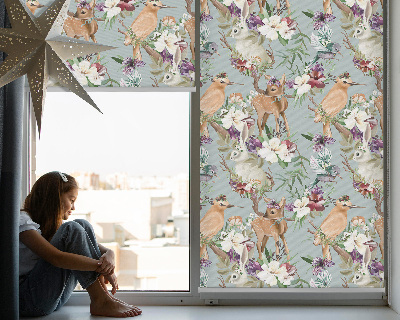 Fensterrollo mit einem Motiv aus Rehen, Vögeln und Kaninchen