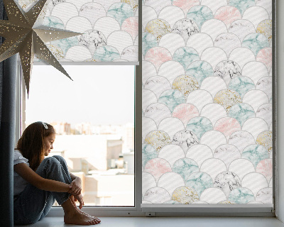 Fenster Rollo mit buntem Schuppenmuster