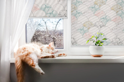 Fenster Rollo mit buntem Schuppenmuster
