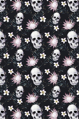 Verdunkelungsrollo mit einem Motiv aus einem Schädel zwischen Blumen