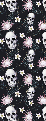 Verdunkelungsrollo mit einem Motiv aus einem Schädel zwischen Blumen