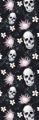 Verdunkelungsrollo mit einem Motiv aus einem Schädel zwischen Blumen