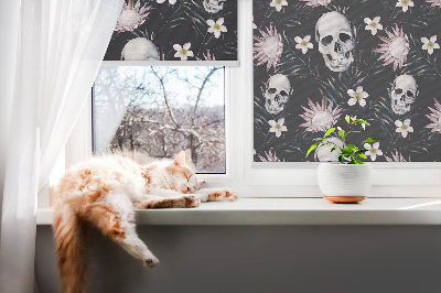 Verdunkelungsrollo mit einem Motiv aus einem Schädel zwischen Blumen