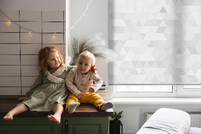 Fenster Rollo mit grauem Dreiecksmuster