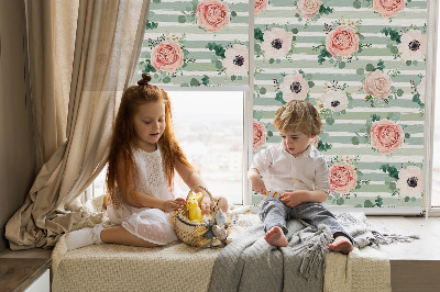 Fenster Rollo mit Rosen auf grünen, horizontalen Streifen