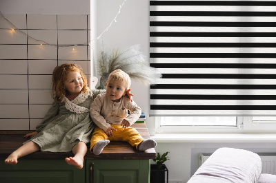 Fenster Rollo mit schwarzen Streifen