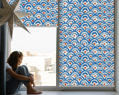 Fenster Rollo mit buntem Schuppenmuster
