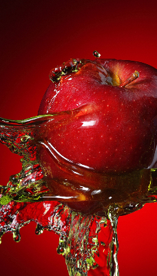 Verdunkelungsrollo mit Motiv eines mit Wasser übergossenen Apfels