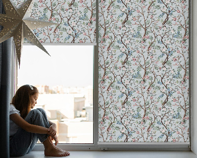 Fenster Rollo mit Blumenranken auf hellem Hintergrund