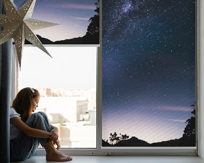 Verdunkelungsrollo mit Sternenhimmel-Motiv