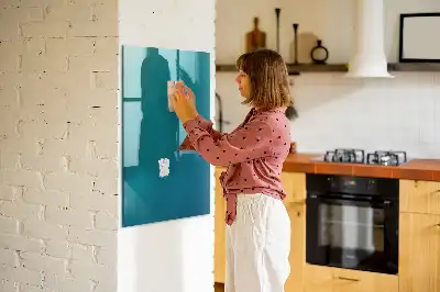 Beschreibbare Magnettafel mit geometrischer Abstraktion