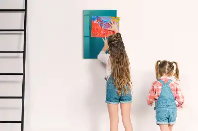 Beschreibbare Magnettafel mit geometrischer Abstraktion