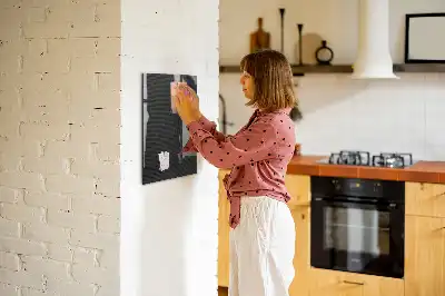 Beschreibbare Magnettafel mit dunklem Muster