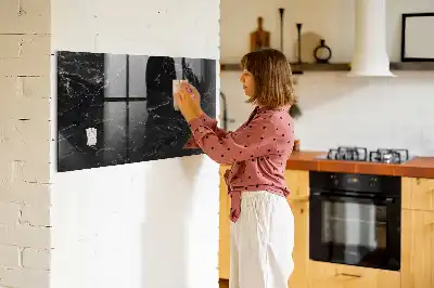 Beschreibbare Magnettafel für die Küche in schwarzer Marmoroptik