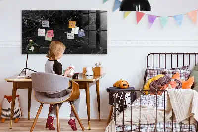 Beschreibbare Magnettafel für die Küche in schwarzer Marmoroptik