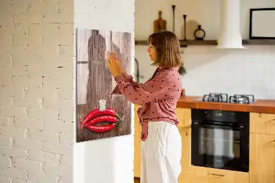 Magnettafel zum Schreiben mit Motiv Chilis auf Holzbrett