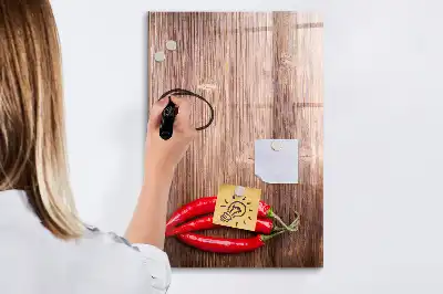 Magnettafel zum Schreiben mit Motiv Chilis auf Holzbrett