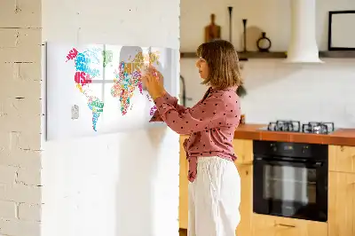 Beschreibbare Magnettafel mit bunten Ländernamen