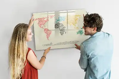Weltkarte aus Buchstaben als beschreibbare Magnettafel