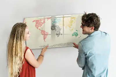 Weltkarte aus Buchstaben als beschreibbare Magnettafel