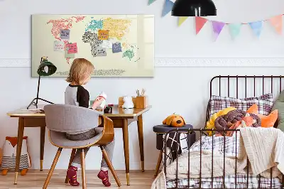 Weltkarte aus Buchstaben als beschreibbare Magnettafel