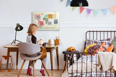 Weltkarte aus Buchstaben als beschreibbare Magnettafel