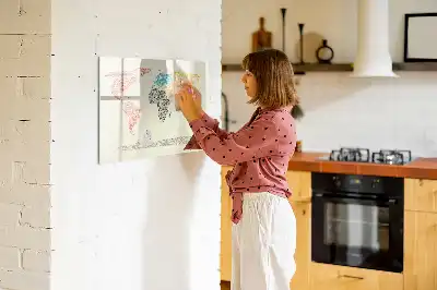 Weltkarte aus Buchstaben als beschreibbare Magnettafel