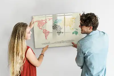 Weltkarte aus Buchstaben als beschreibbare Magnettafel