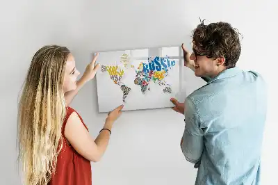 Beschreibbare Magnettafel in Form einer Weltkarte aus Text
