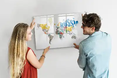Beschreibbare Magnettafel in Form einer Weltkarte aus Text