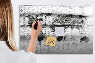 Beschreibbare Magnettafel mit Weltkarte auf Ziegelwand