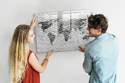 Beschreibbare Magnettafel mit Weltkarte auf Ziegelwand