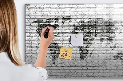Beschreibbare Magnettafel mit Weltkarte auf Ziegelwand