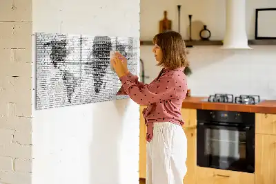 Beschreibbare Magnettafel mit Weltkarte auf Ziegelwand
