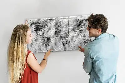 Beschreibbare Magnettafel mit Weltkarte auf Ziegelwand
